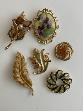 Vintage 60s - 80s gold tone floral leaf swirl brooch pin lot; some signed